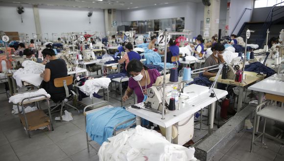Mayores ingresos y más empleos se generarán con renovación de máquinas digitales de micro empresas textiles, según SNI